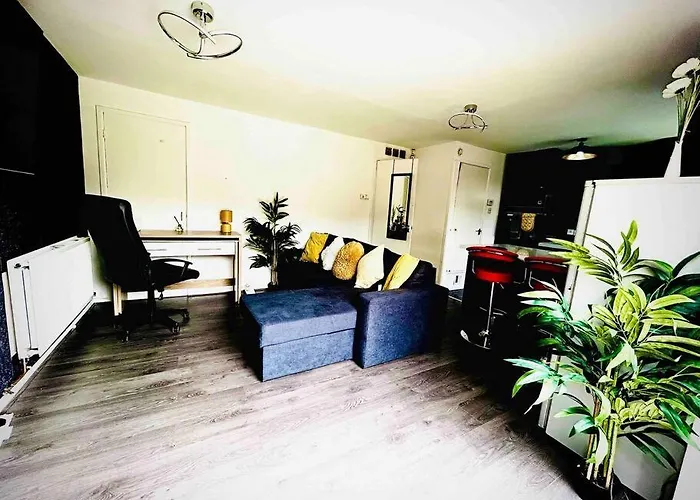 Modernised 2 Bed House Close To Centre *