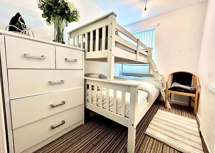 Modernised 2 Bed House Close To Centre Leeds (West Yorkshire)