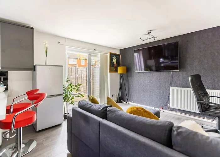 Modernised 2 Bed House Close To Centre