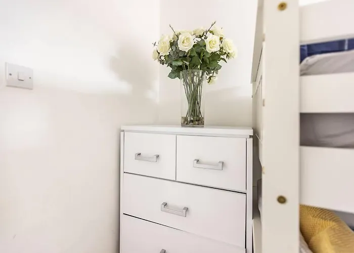 Modernised 2 Bed House Close To Centre *