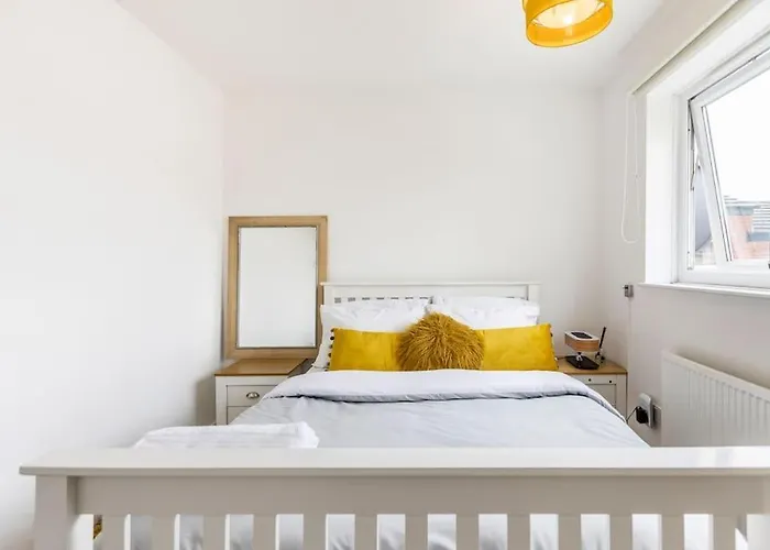 Modernised 2 Bed House Close To Centre *