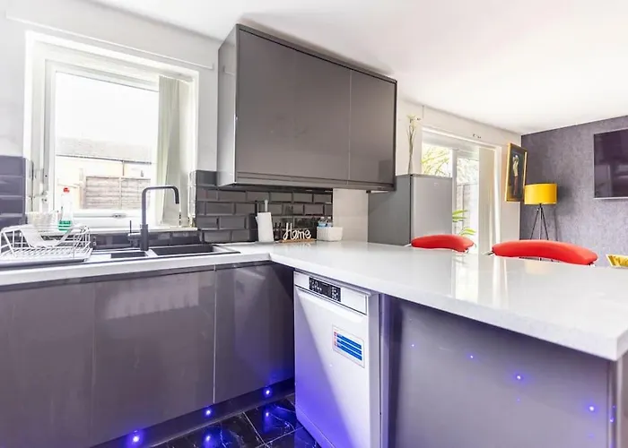 Modernised 2 Bed House Close To Centre