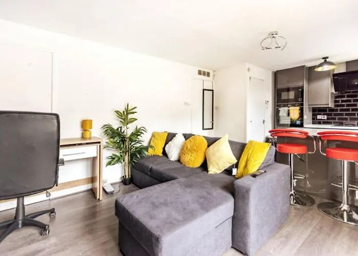 Modernised 2 Bed House Close To Centre *