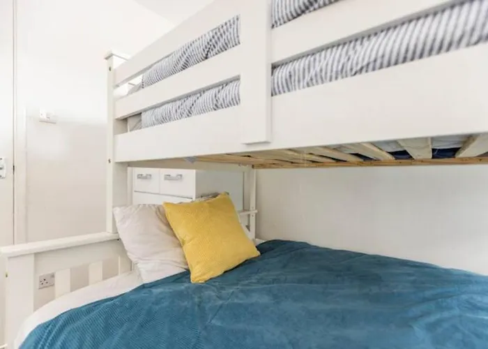 Modernised 2 Bed House Close To Centre *